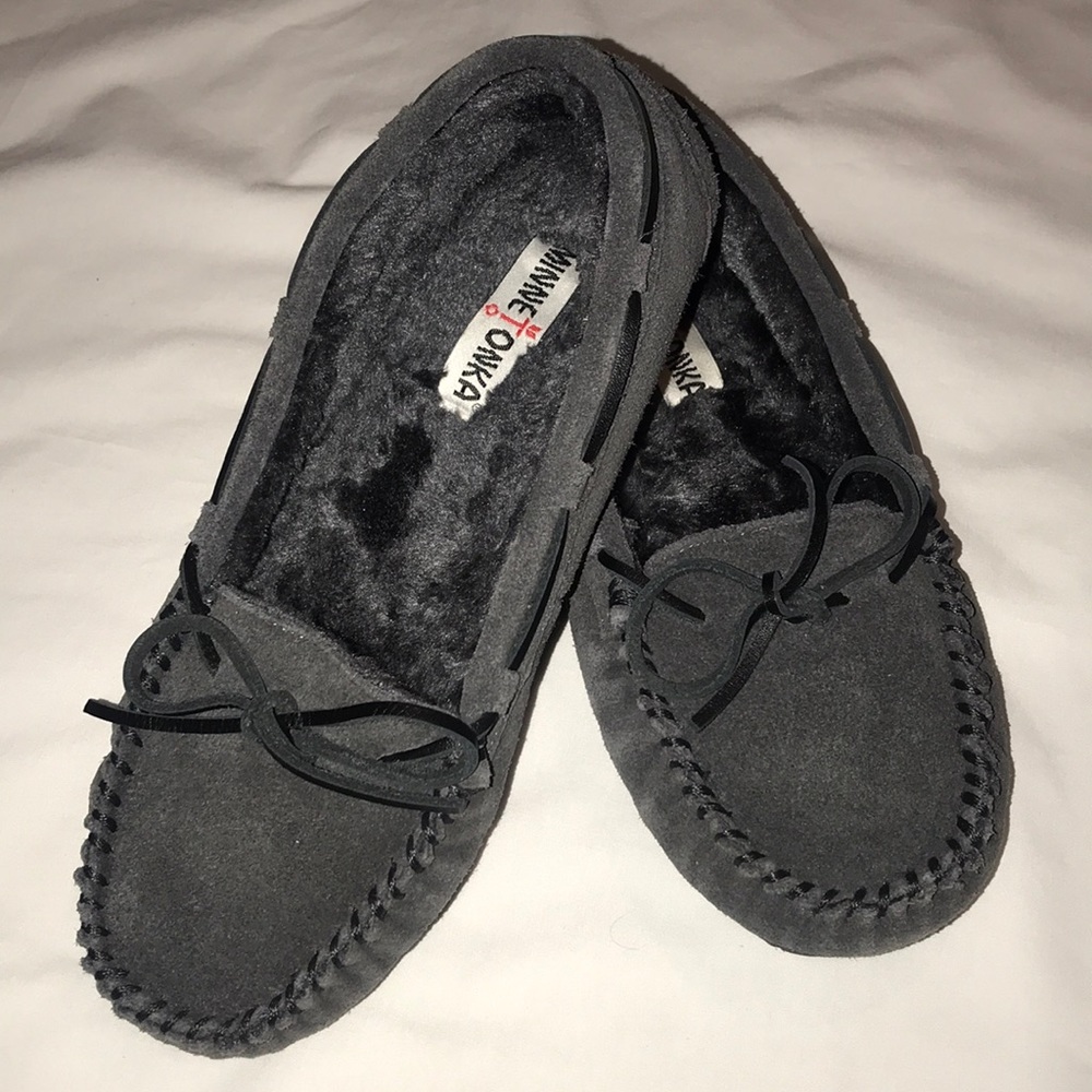 Minnetonka slippers faux fur lined size 10 grey